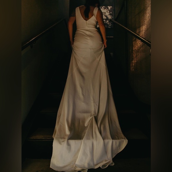 White Azazie mermaid stretch crepe chapel train wedding dress size 8 - Picture 2 of 15